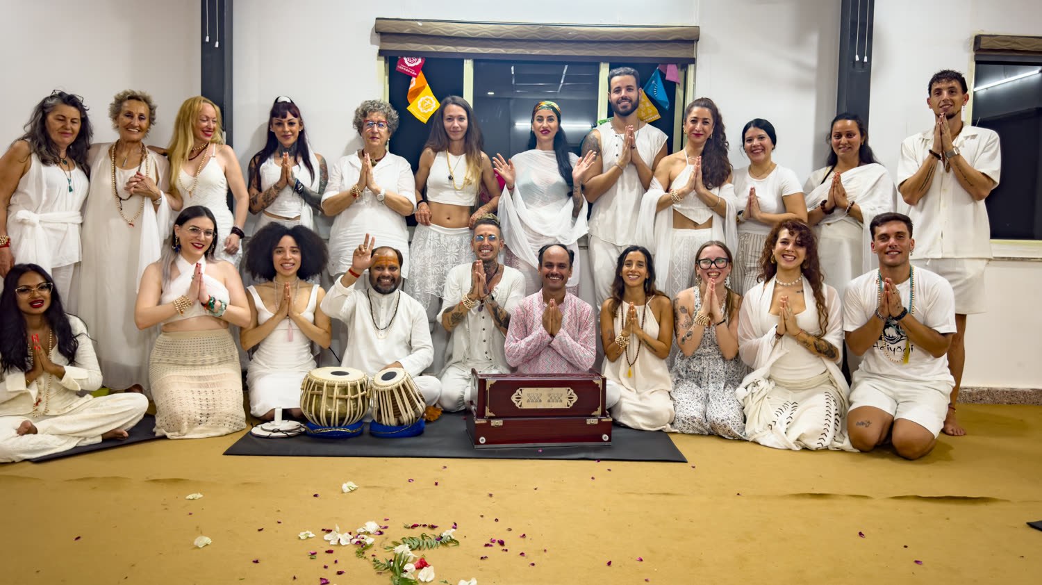 La tribu de Rutas del Dharma — Jackie con sus alumnos