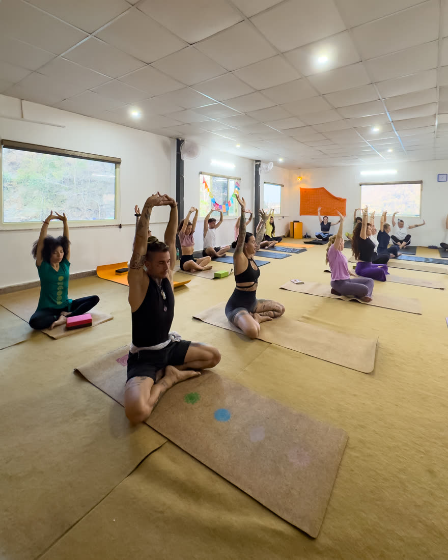 Clase de yoga en Rishikesh, India