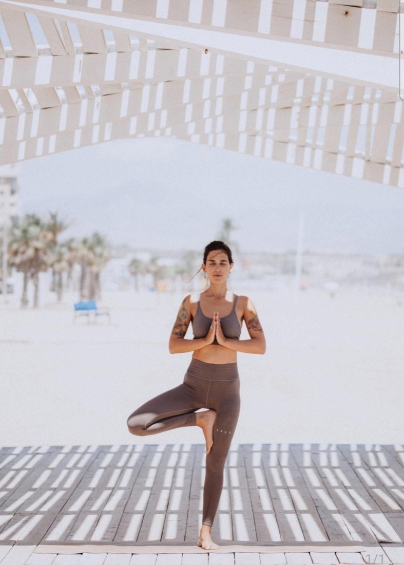 Jackie practicando yoga en clase
