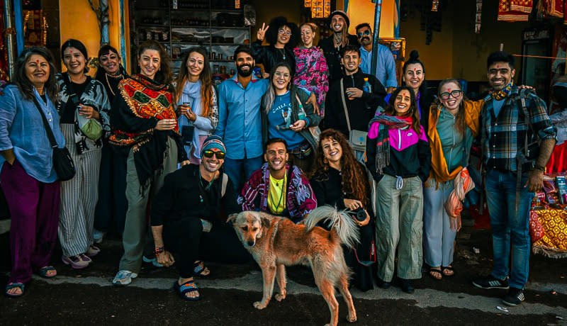 El grupo por las calles de la India