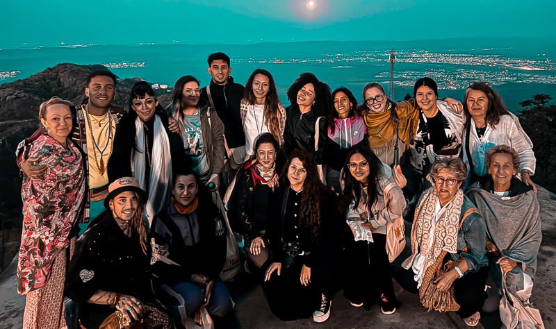 El grupo al atardecer, en un mirador