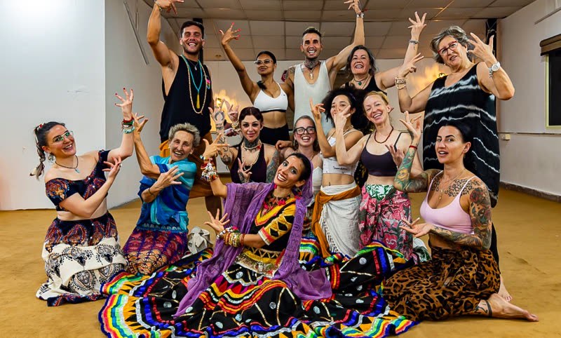 La tribu celebrando, con trajes de la India