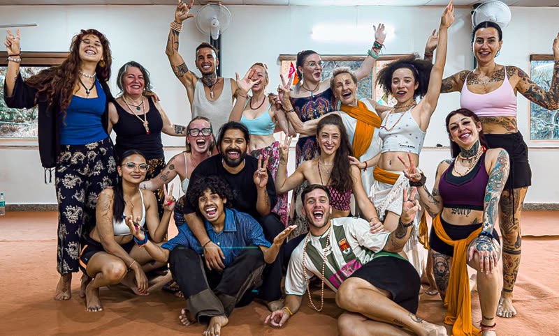 La tribu con los brazos en alto